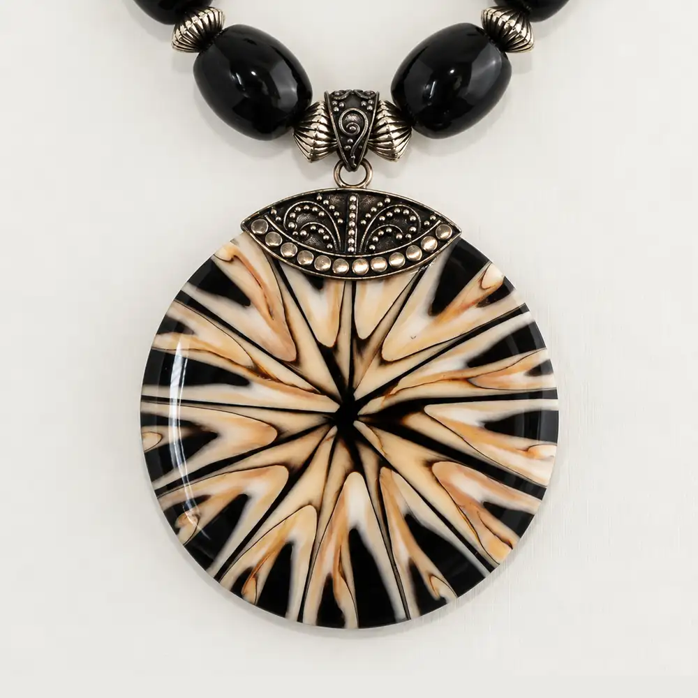 A bold, dramatic sophisticated striking vintage necklace.
