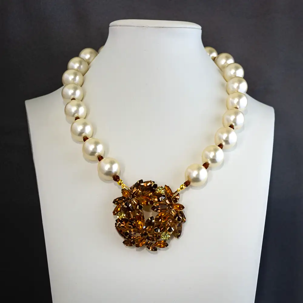 exquisite vintage necklace,12mm glass pearls is subtly separated by delicate gold-tone spacers.