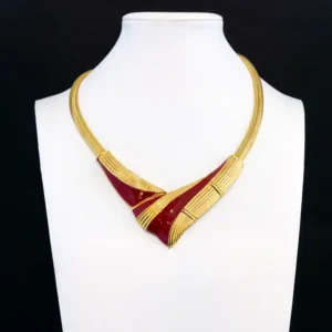 This striking vintage-style collar necklace features a structured, polished gold-tone mesh chain that tapers into an eye-catching centerpiece